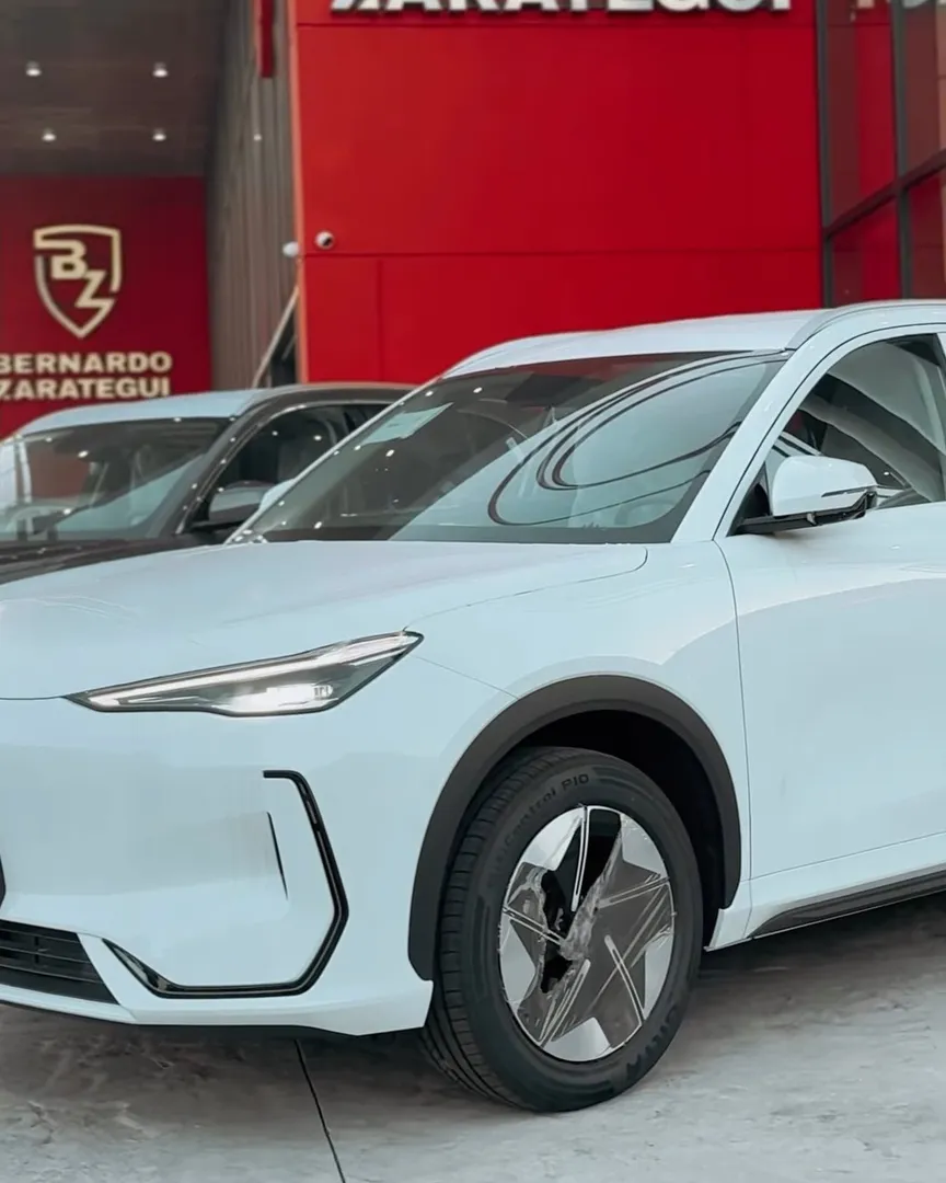 Fachada Bernardo Zarategui con un Geely EX5